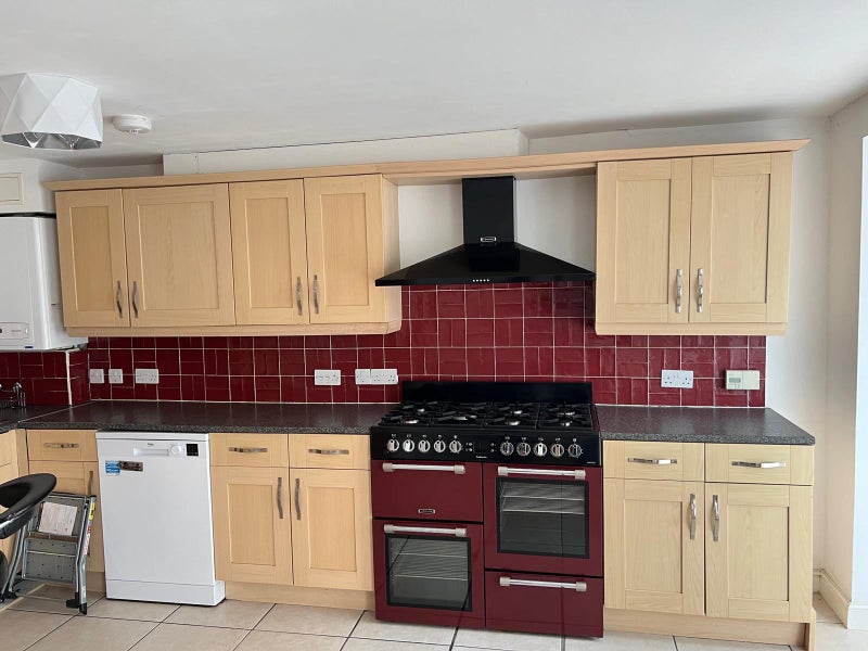 Photo 1: Fully equipped Kitchen