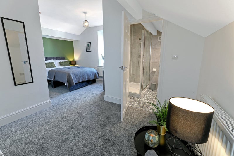 Photo 1: Room 5 - Double Ensuite Bedroom