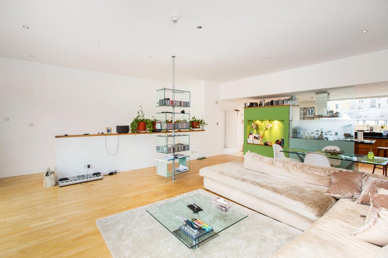 Photo 1: Spacious Living Room