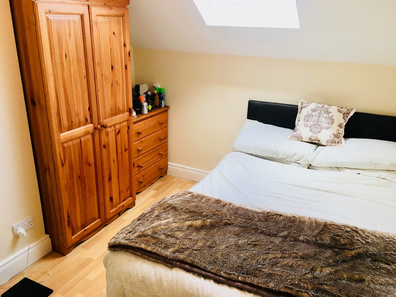 Photo 1: Bedroom (view 1)