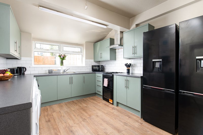 Photo 1: Modern, bran new kitchen: dishwasher, 2xfridges, washing machine, tumble dryer. 