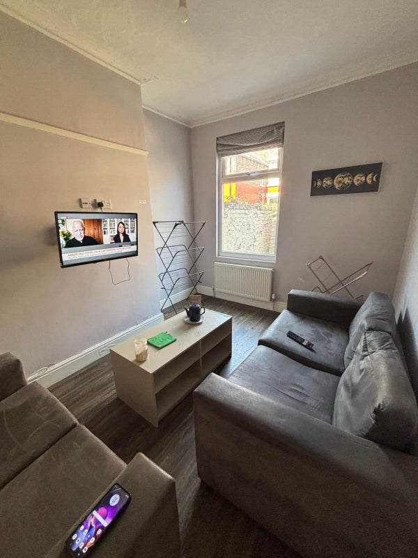 Photo 1: Cosy shared living room with Smart TV