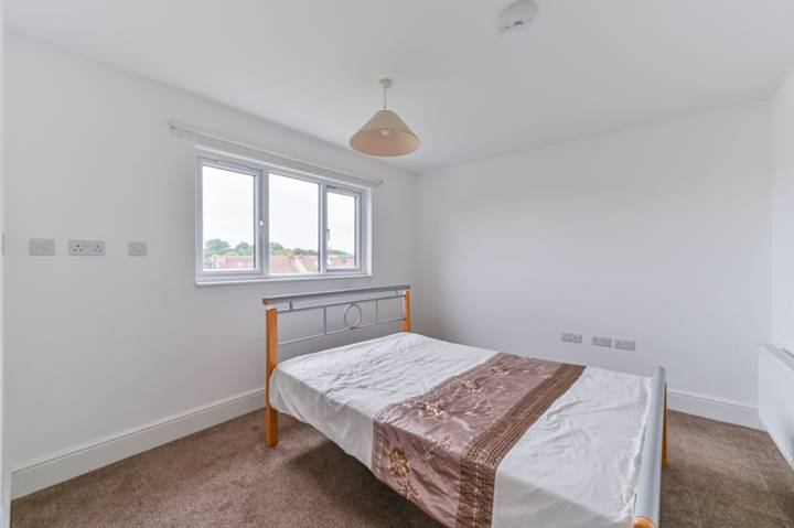 Photo 6: Bedroom 2