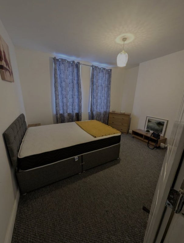 Photo 1: Room 1 large double room