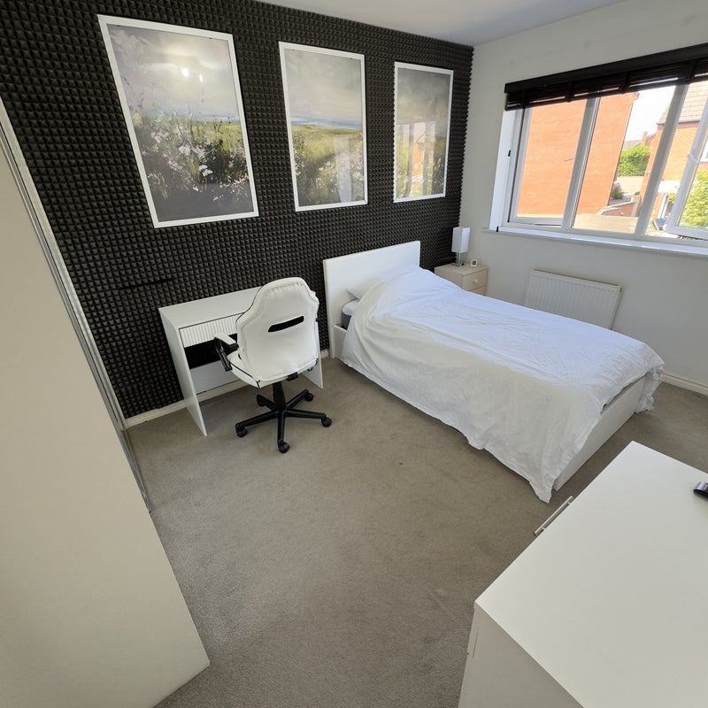Photo 1: Bright Fully furnished room with memory foam Emma mattress, desk, chest of drawers and side table