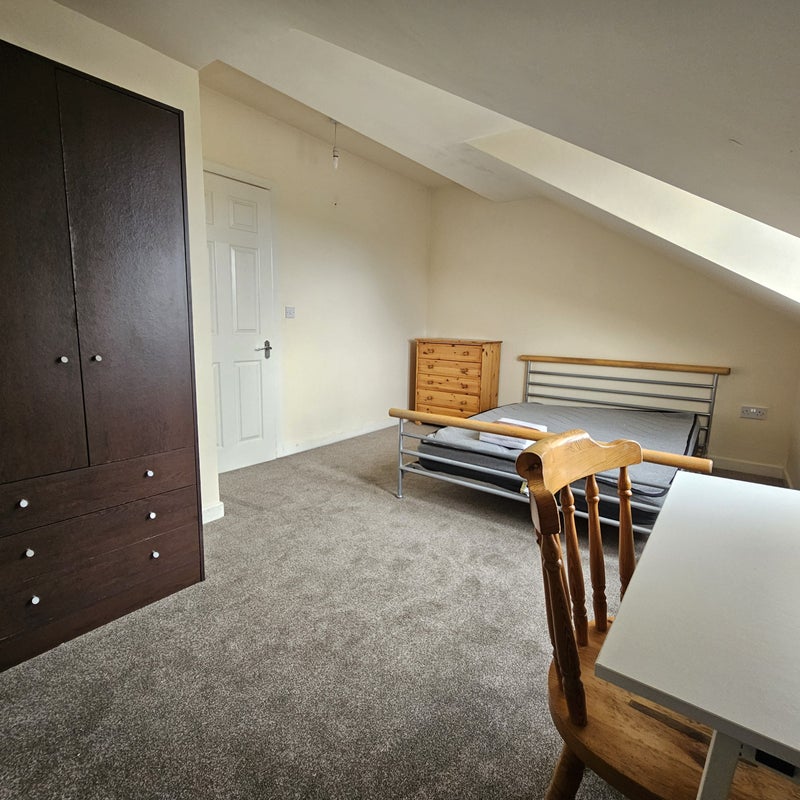 Photo 1: Bedroom