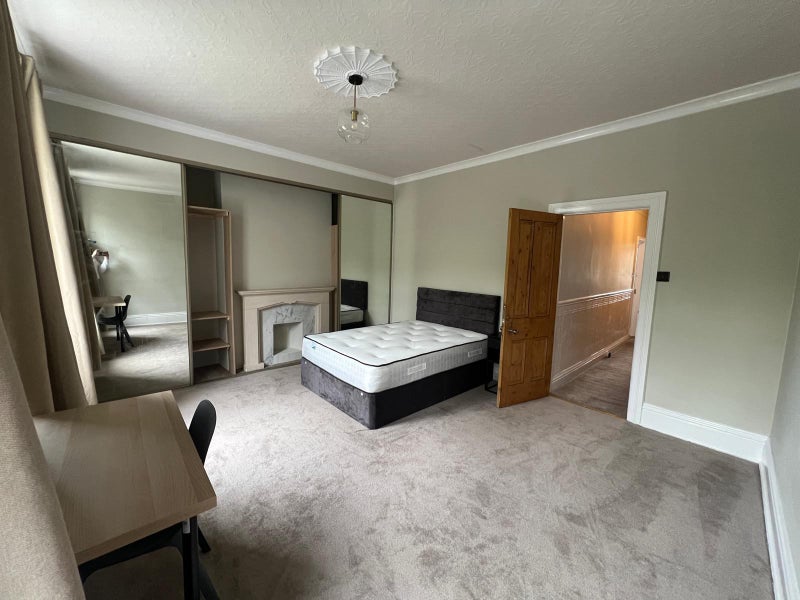 Photo 1: Bedroom 1