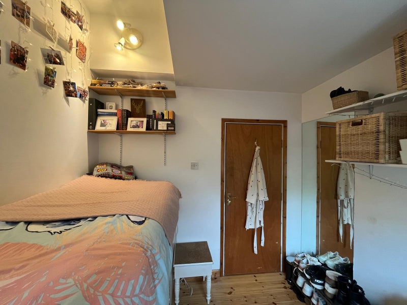 Photo 1: Single room