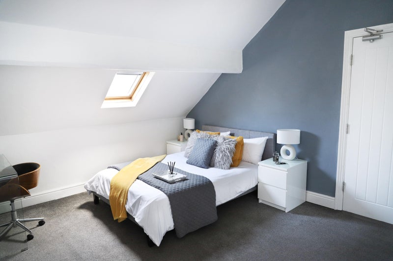 Photo 1: Top floor room is calm and peaceful