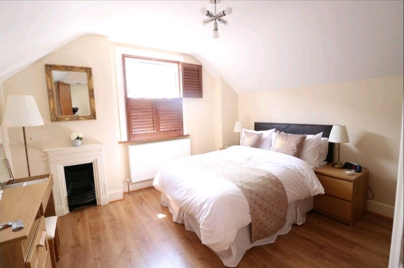 Photo 1: Picture 1 of L Shape Room