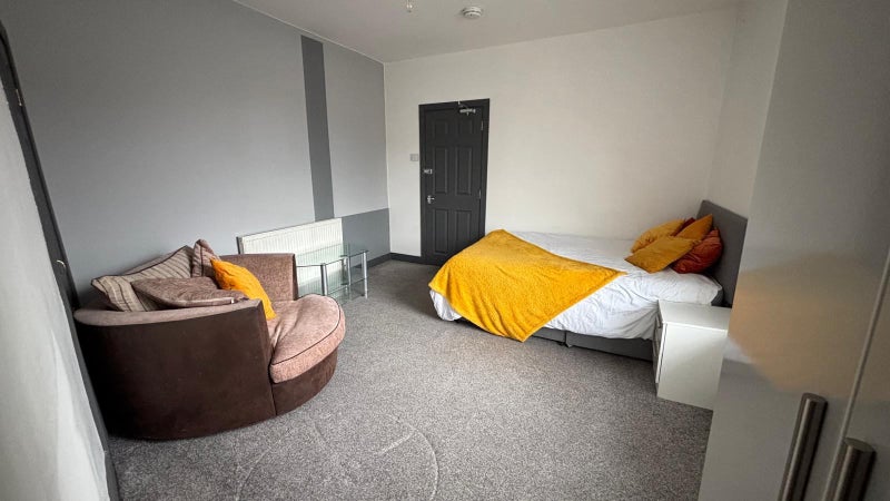 Photo 1: Room 4 - To Let