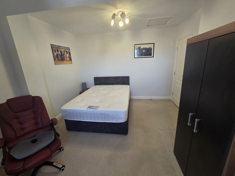Photo 1: Double bedroom