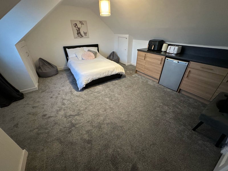 Photo 1: Bedroom