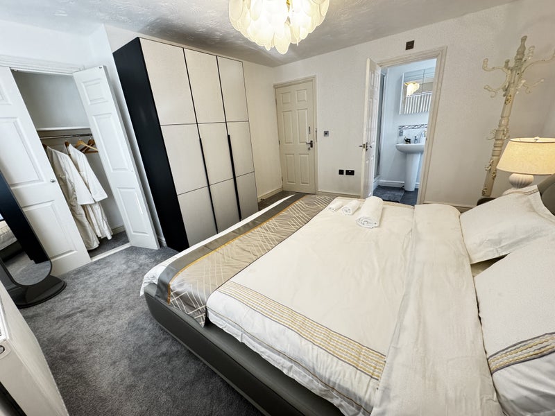 Photo 1: Ensuite room with private shower room and toilet