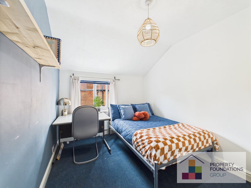 Photo 1: Room 4 - £625pcm - Available