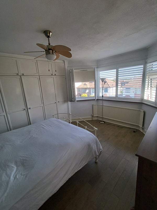 Photo 1: Bright double room with large wardrobe (3 double doors)