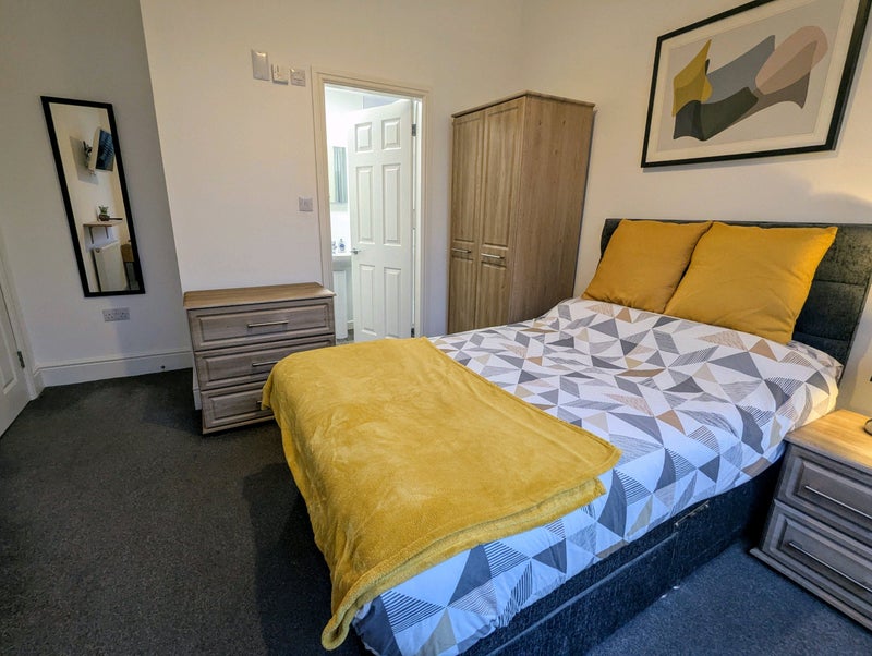 Photo 1: Room 1 - Double en suite £135 per week