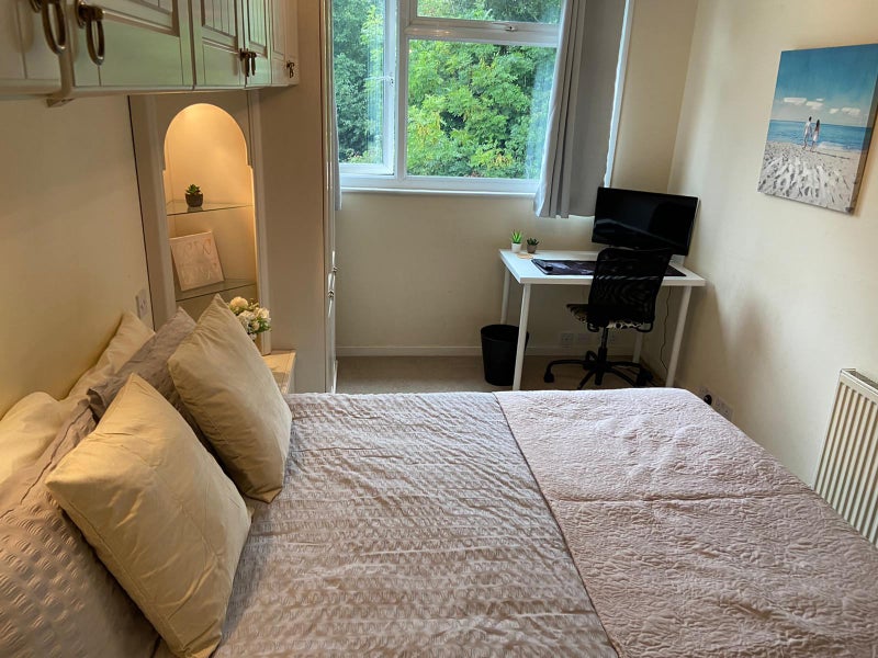 Photo 1: Room 3 - not an ensuite