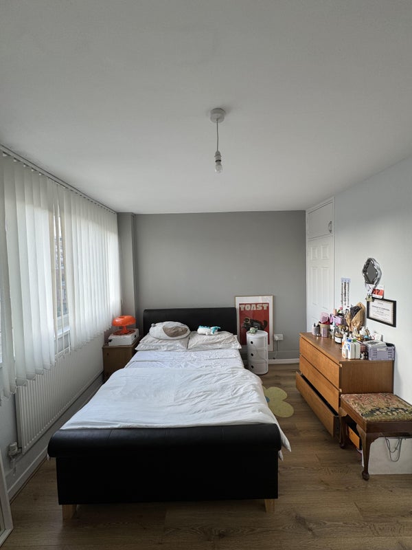 Photo 1: Double bedroom