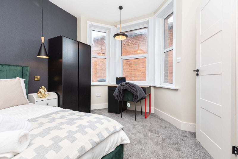 Photo 1: Bedroom 2
