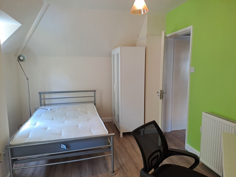 Photo 1: Double en-suite