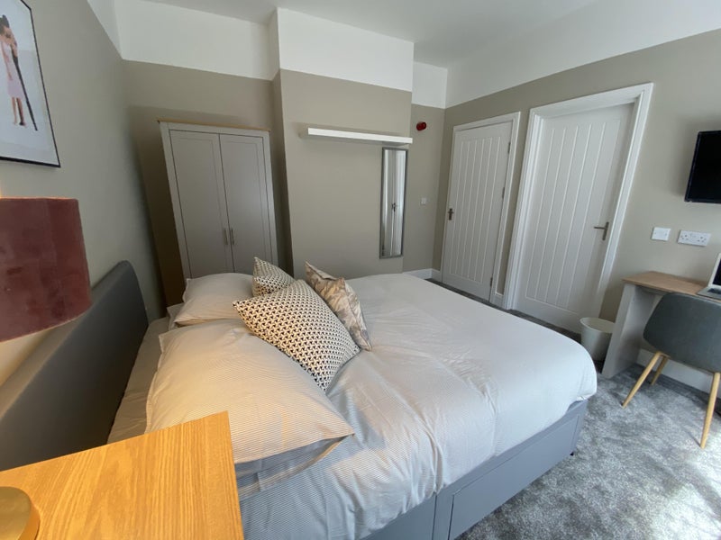 Photo 1: Room 2 - Ensuite