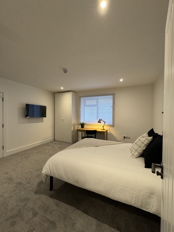 Photo 1: Room 1 - £875 - Ensuite + Kitchenette
