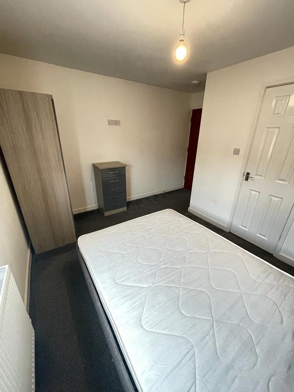 Photo 1: Room 2.