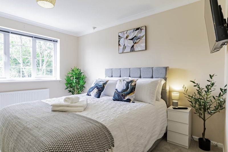 Photo 1: Room 2: Double Ensuite