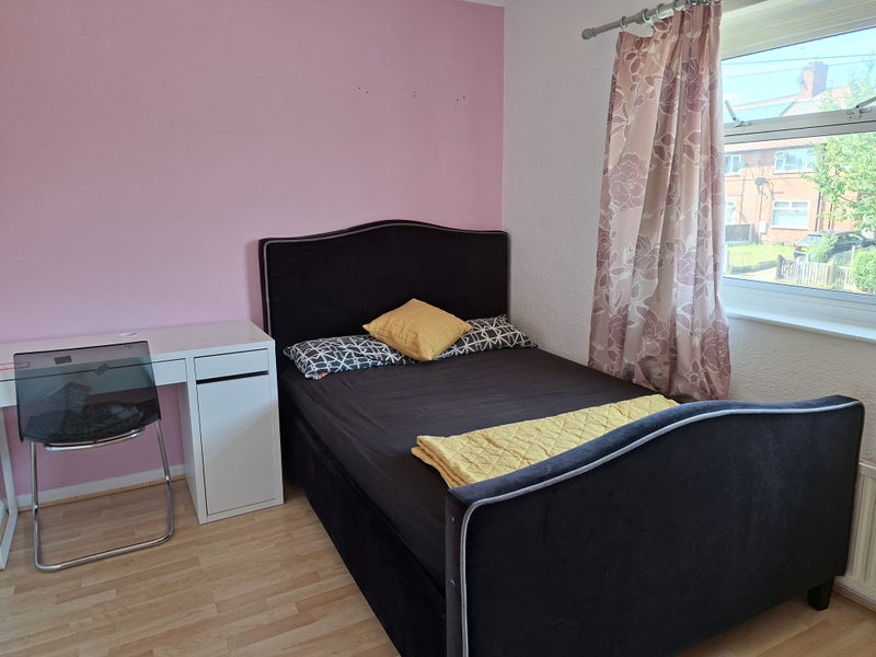Photo 1: Room to rent