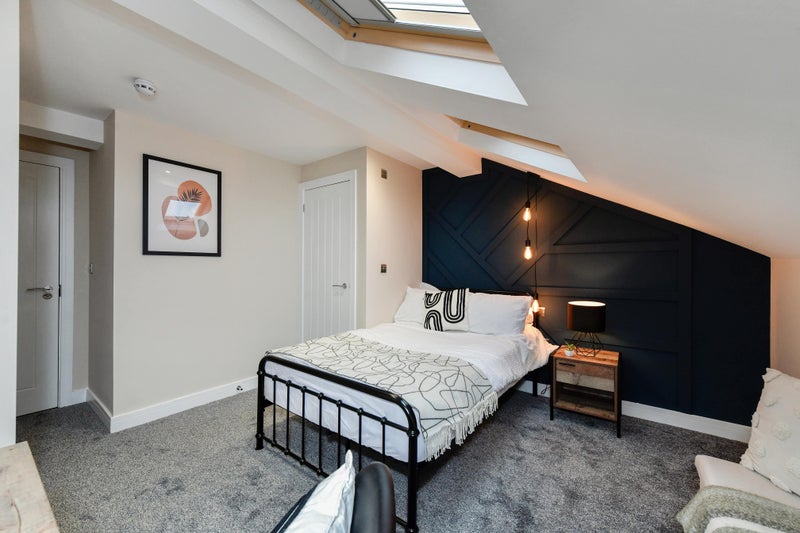 Photo 1: ensuite room