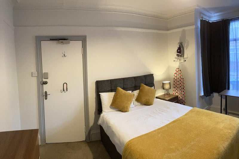 Photo 1: Room 1 - Available on 1st November (£650)