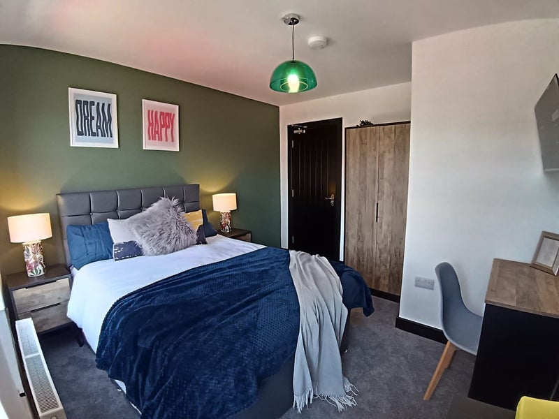 Photo 1: Room 4