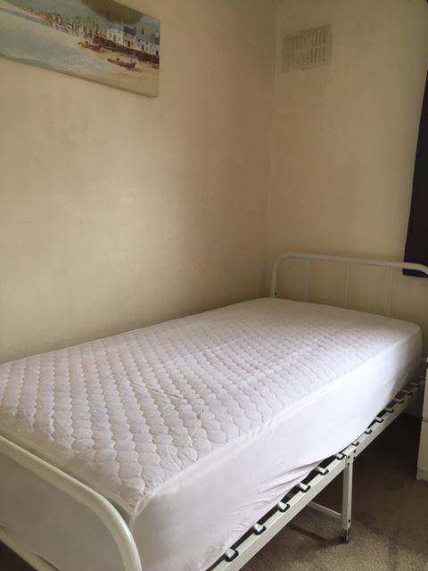 Photo 1: Single Bedroom