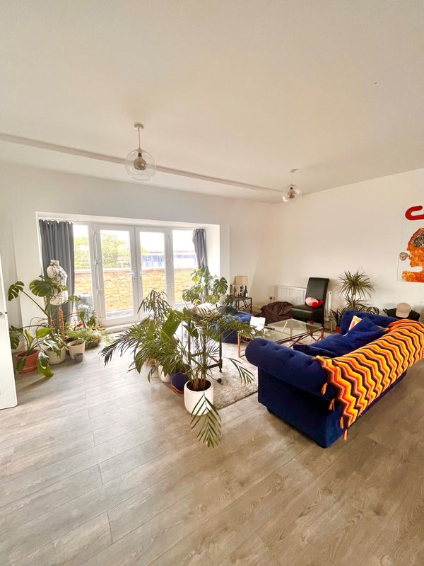 Photo 1: Kitchen/living room