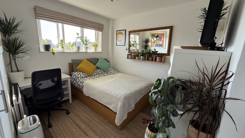 Photo 1: Bedroom