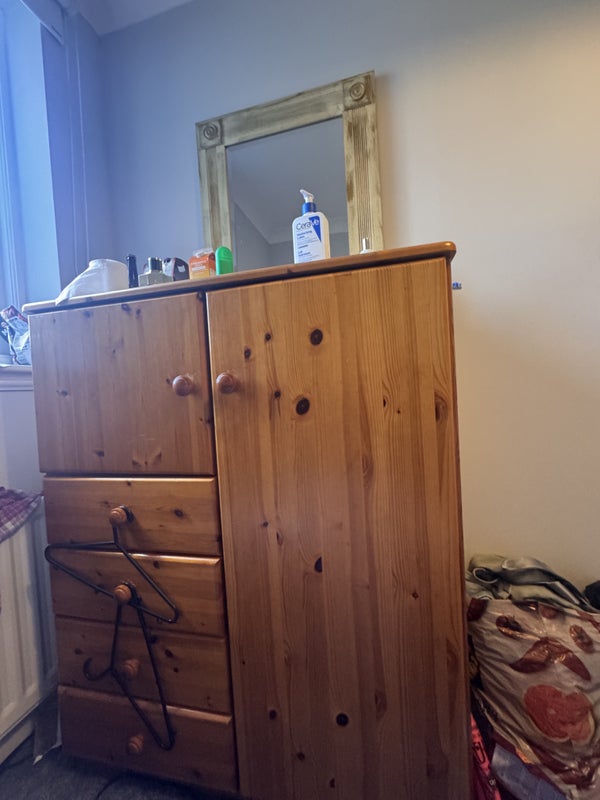 Photo 1: Cupboard 