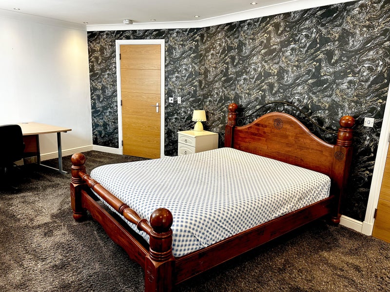 Photo 1: Bedroom 1 (Ensuite)