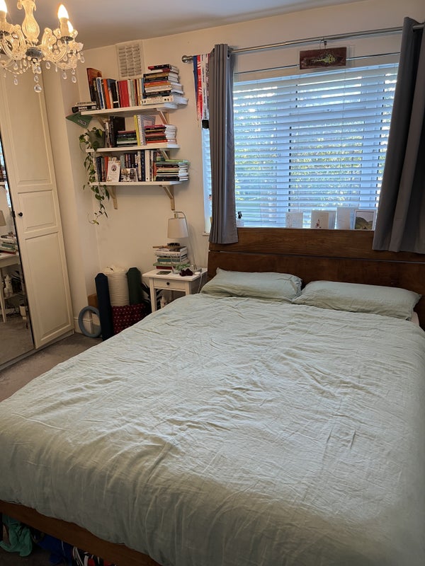 Photo 1: Spacious double bedroom