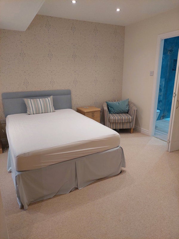 Photo 1: Double bed