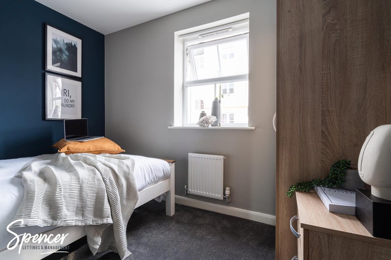 Photo 1: Room 6