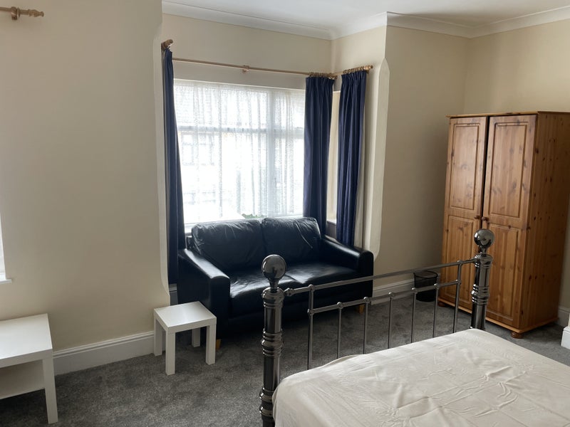 Photo 1: Bedroom 