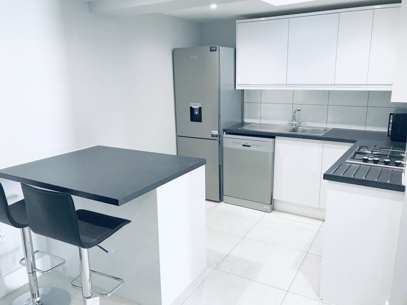 Photo 1: Kitchen/lounge
