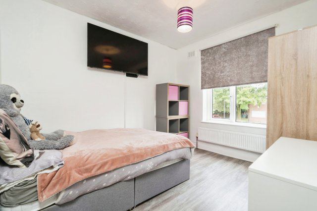 Photo 1: Bedroom with former furnitures