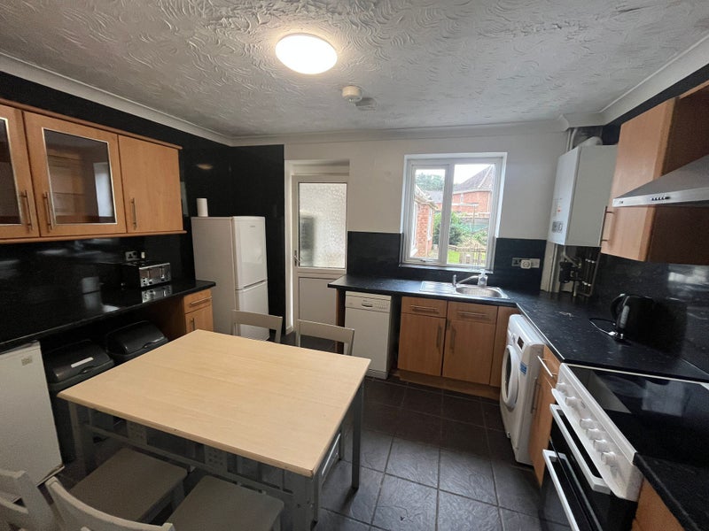 Photo 1: kitchen