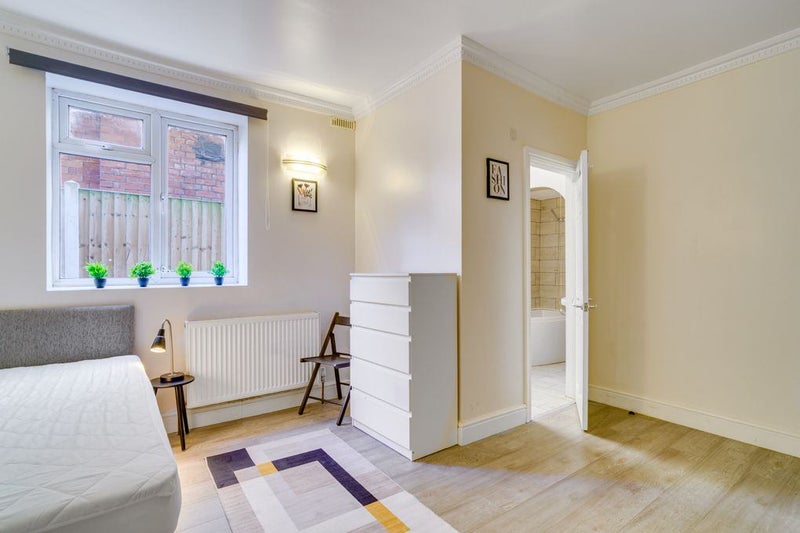 Photo 1: Bedroom & En Suite