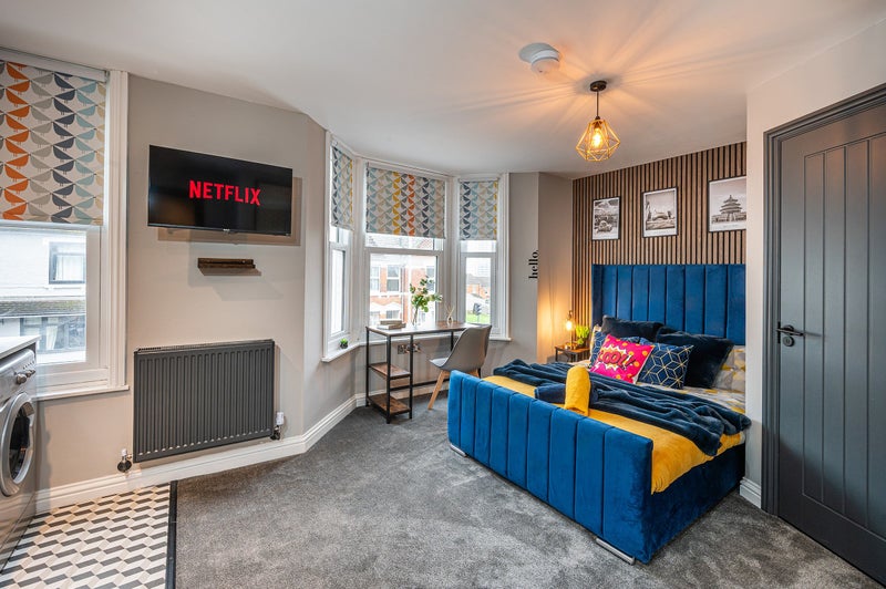 Photo 1: Full Bedroom