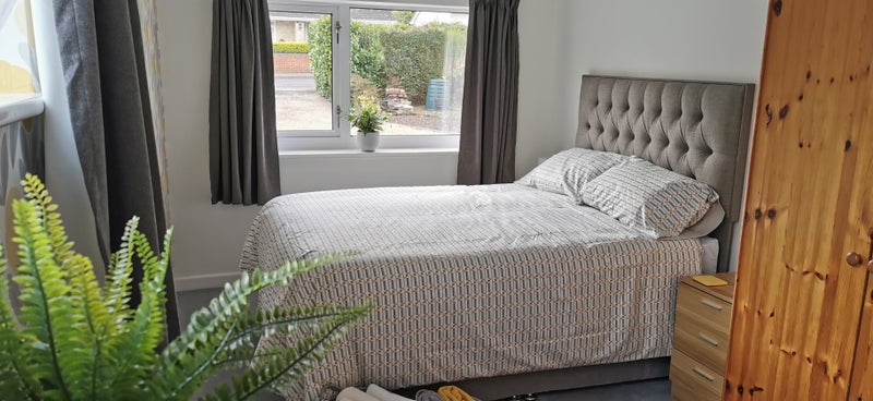 Photo 1: Double bedroom