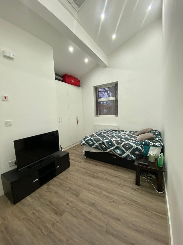 Photo 1: Spacious Bedroom / Large Window / Double bed / Mattress