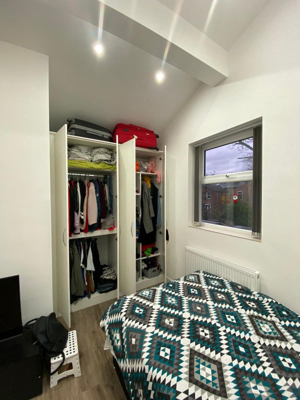 Photo 2: Bedroom / Fitted Wardrobe / Hanging rails & Shelves 